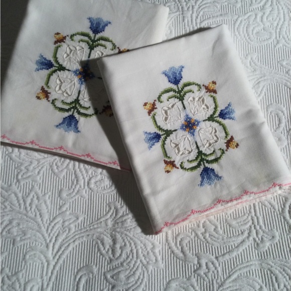 Vintage embroidered pillow cases - Picture 1 of 4
